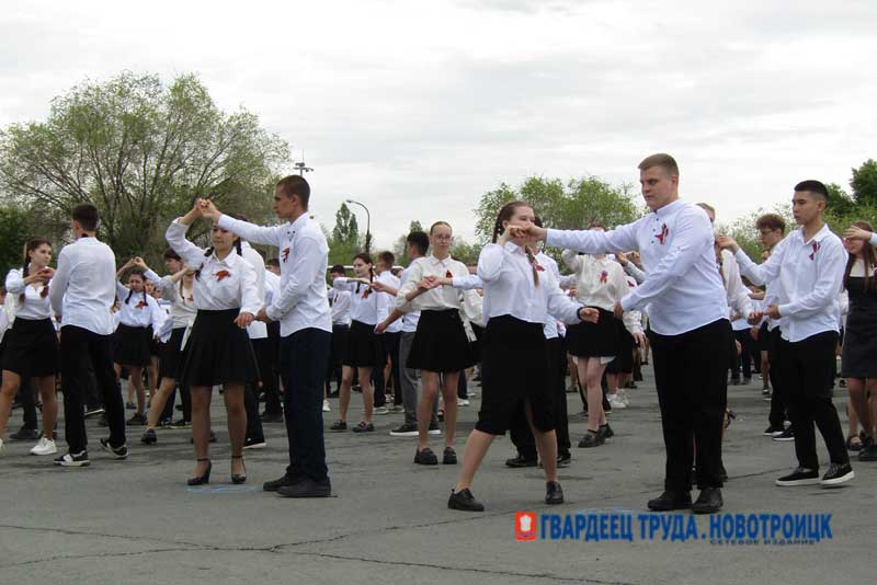 Новотройчане закружили в «Вальсе Победы»