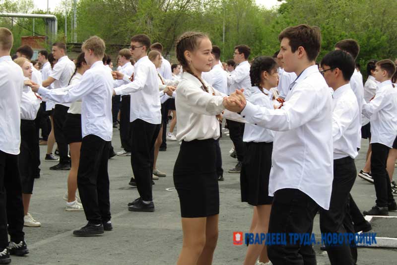 Новотройчане закружили в «Вальсе Победы»