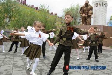 В Новотроицке дошколята возложили цветы к монументу «Вечно живым»