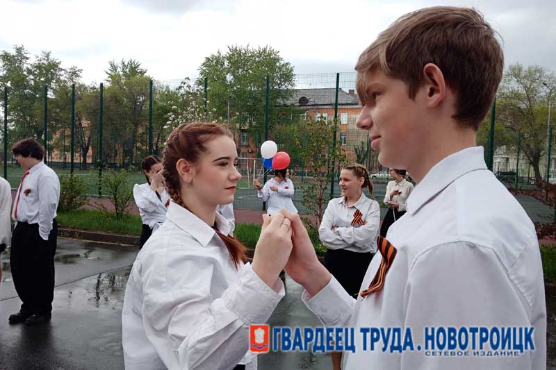  Новотроицкие школьники сегодня закружили в «Вальсе Победы»