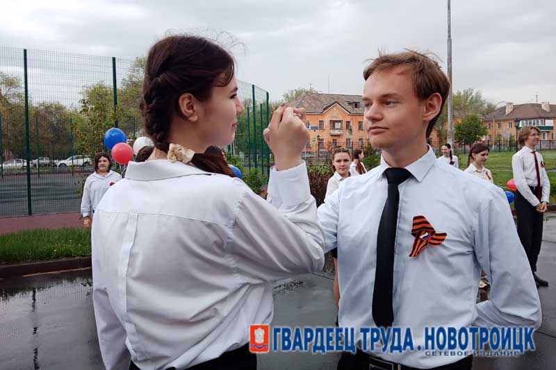  Новотроицкие школьники сегодня закружили в «Вальсе Победы»