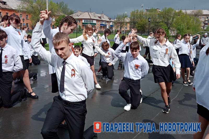  Новотроицкие школьники сегодня закружили в «Вальсе Победы»