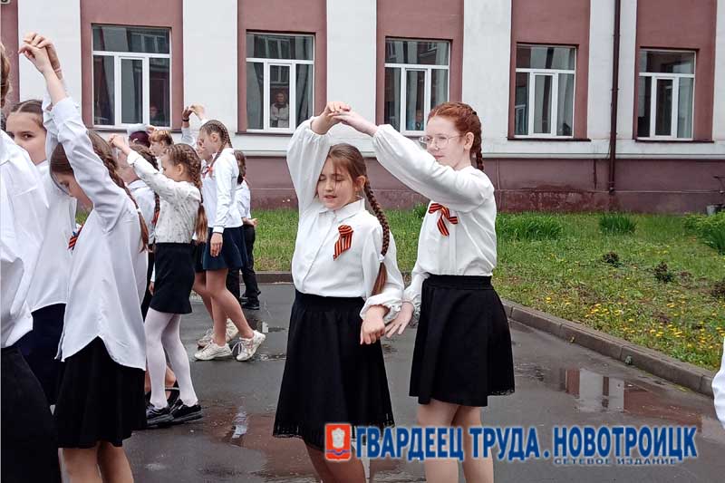  Новотроицкие школьники сегодня закружили в «Вальсе Победы»