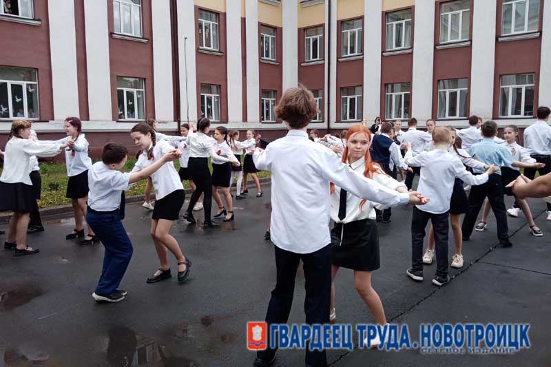  Новотроицкие школьники сегодня закружили в «Вальсе Победы»