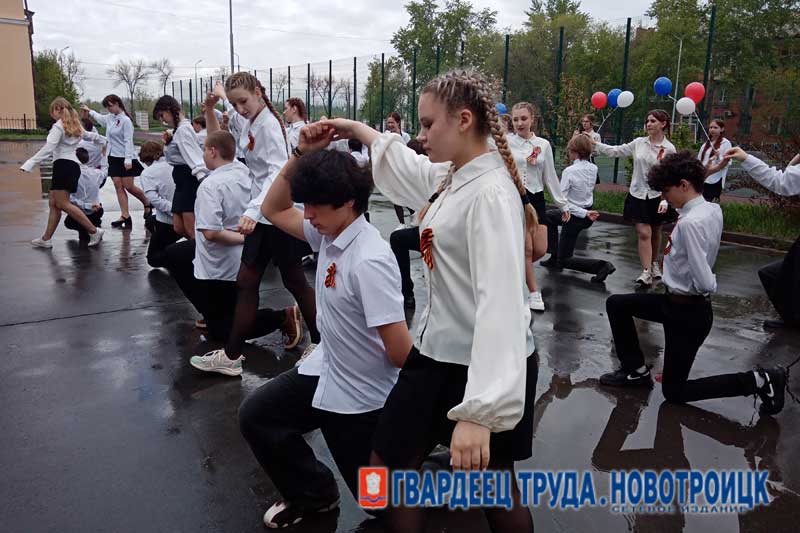  Новотроицкие школьники сегодня закружили в «Вальсе Победы»