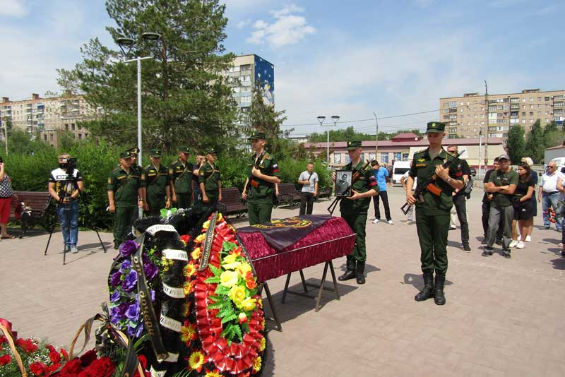 Город простился с участником СВО Евгением Фроловым