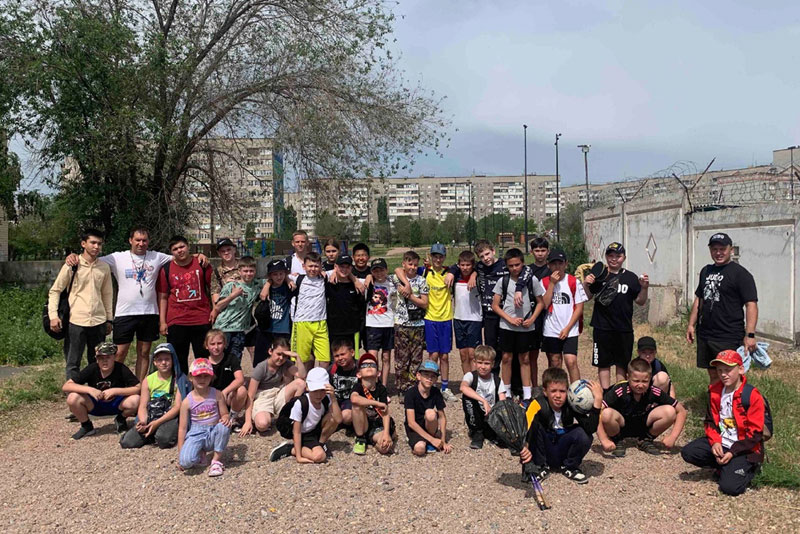 Сорок новотроицких школьников посещают летний лагерь «Самбо»