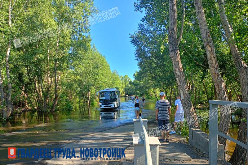 В Новотроицке в районе двух мостов ограничено движение транспорта