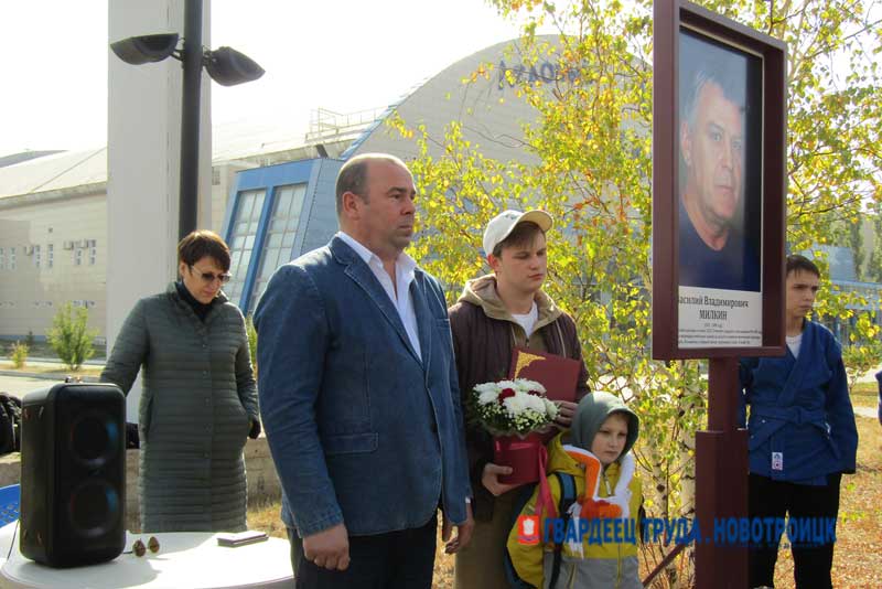 На Аллее спортивной славы Новотроицка установили стелы в честь Василия Милкина и Владимира Подавалова