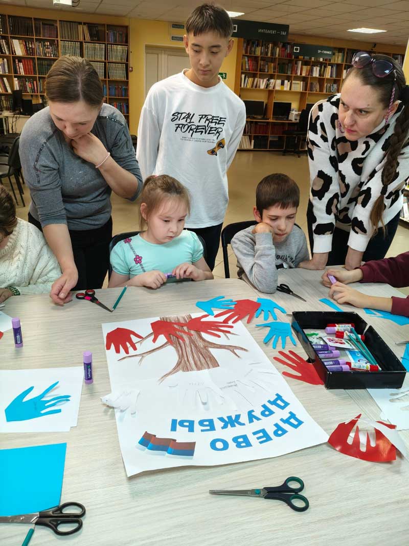В библиотеке семейного чтения Новотроицка появилось «Дерево дружбы»