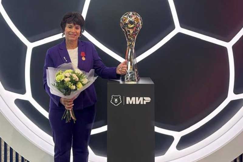 Орскому тренеру по плаванию Ирине Симаковой вручили медаль 