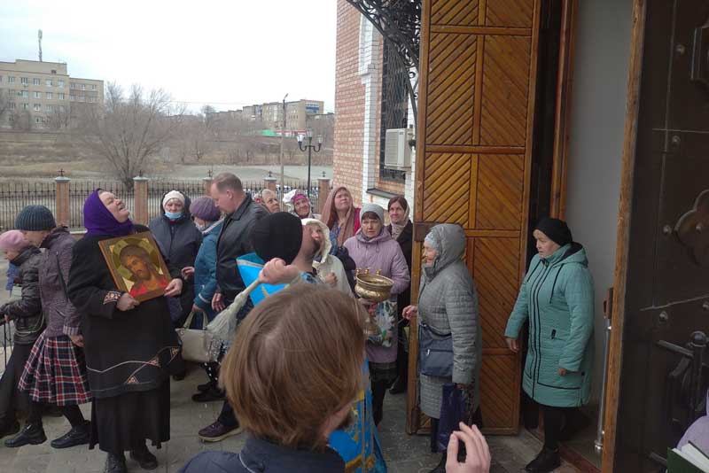 В праздник Благовещения Пресвятой Богородицы  в Петропавловском соборе Новотроицка освятили мозаичные иконы