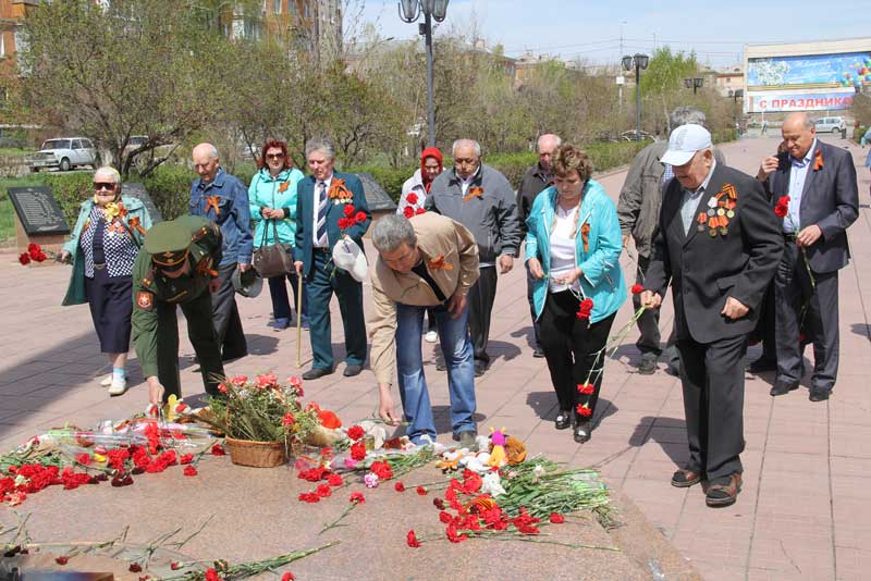 Поклонимся великим тем годам…