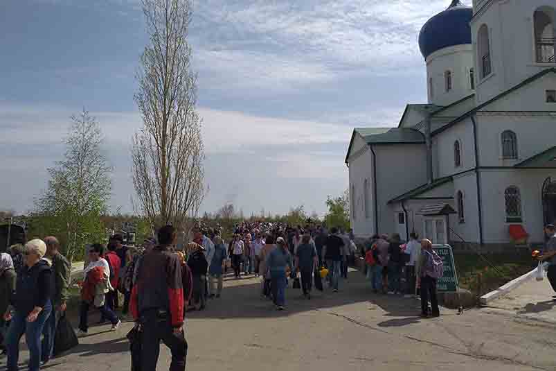 Тысячи новотройчан посетили кладбища города