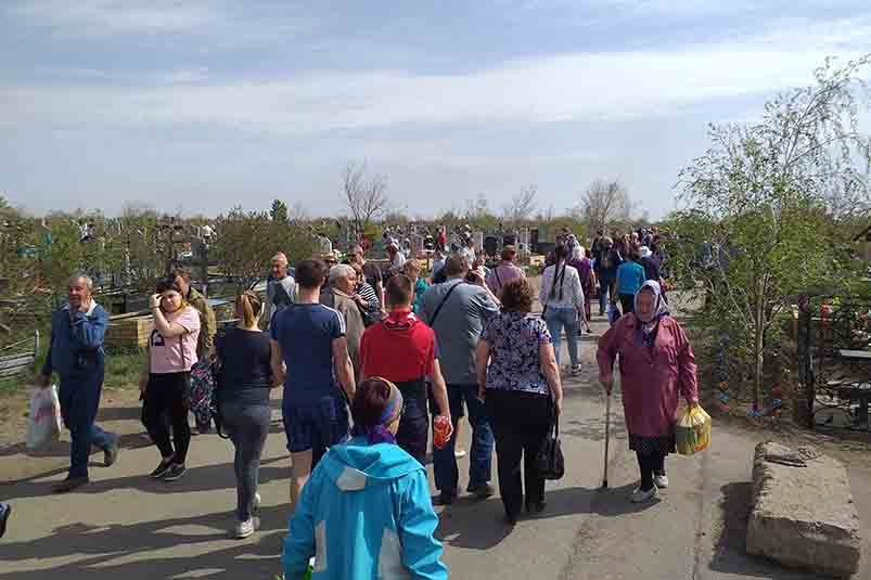 Тысячи новотройчан посетили кладбища города