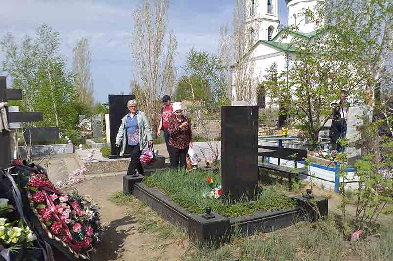 Тысячи новотройчан посетили кладбища города