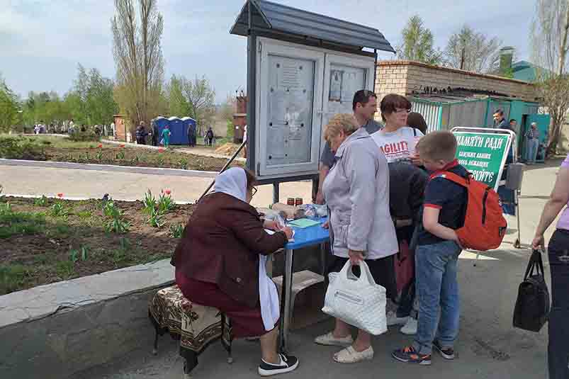 Тысячи новотройчан посетили кладбища города