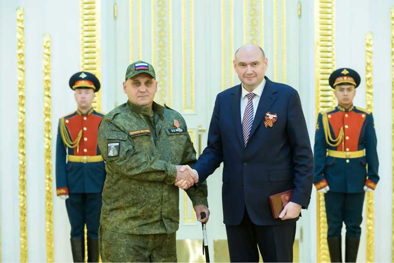 Оренбуржцам, лучшим представителям своих профессий, губернатор Евгений Солнцев вручил награды