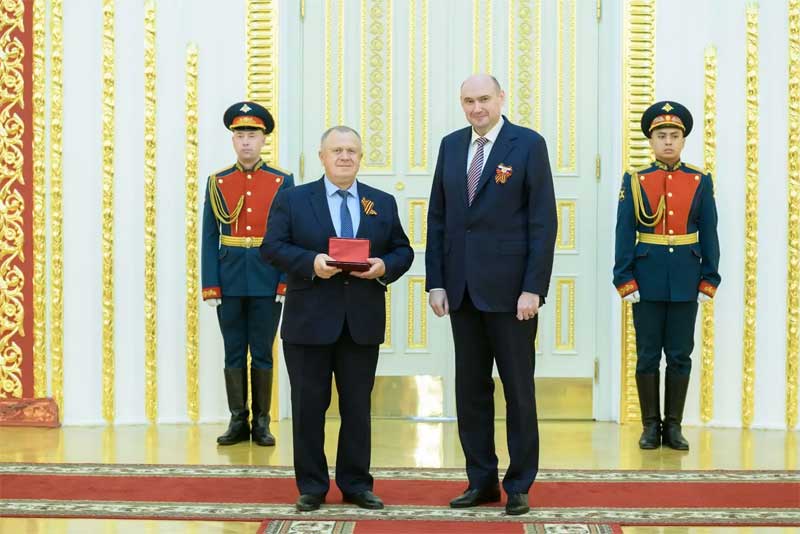 Оренбуржцам, лучшим представителям своих профессий, губернатор Евгений Солнцев вручил награды