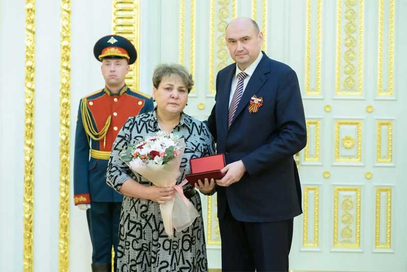Оренбуржцам, лучшим представителям своих профессий, губернатор Евгений Солнцев вручил награды