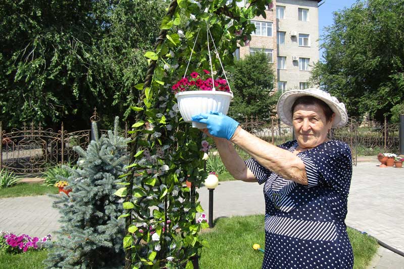 Дорога к храму  утопает в цветах