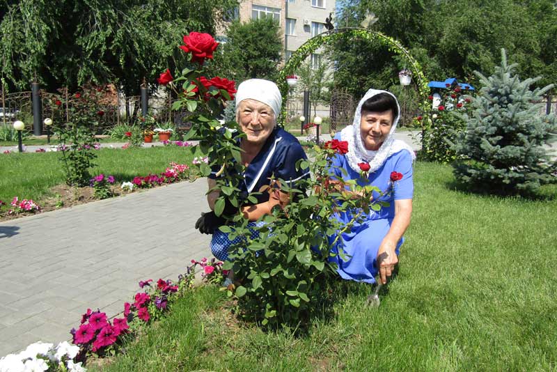 Дорога к храму  утопает в цветах