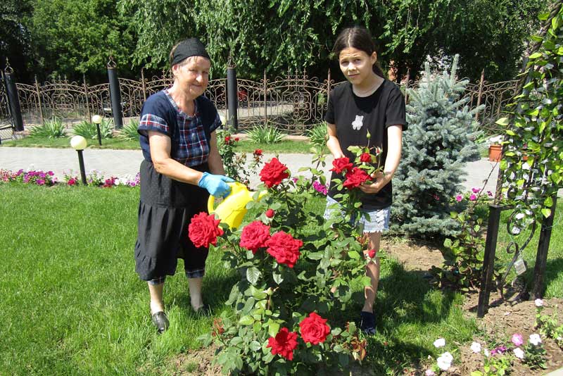 Дорога к храму  утопает в цветах