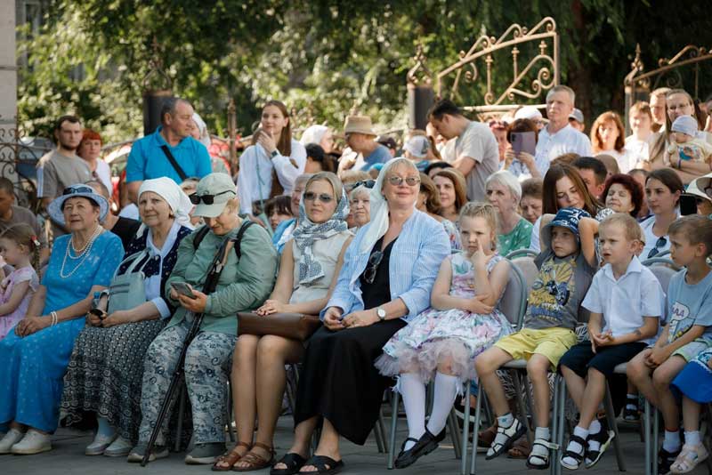 В Новотроицке на территории Благовещенского  храма открыли сквер «Семейный»