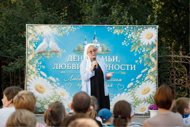 В Новотроицке на территории Благовещенского  храма открыли сквер «Семейный»