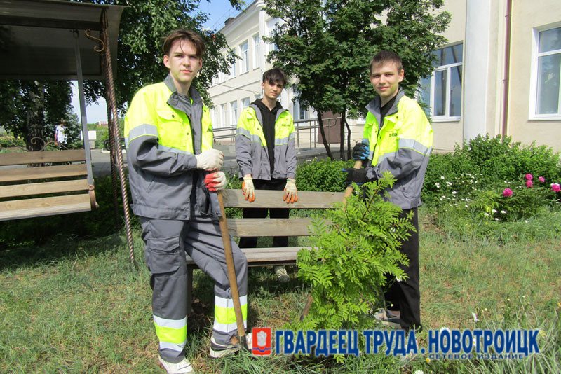 В Новотроицке в летние месяцы было трудоустроено  свыше трехсот школьников