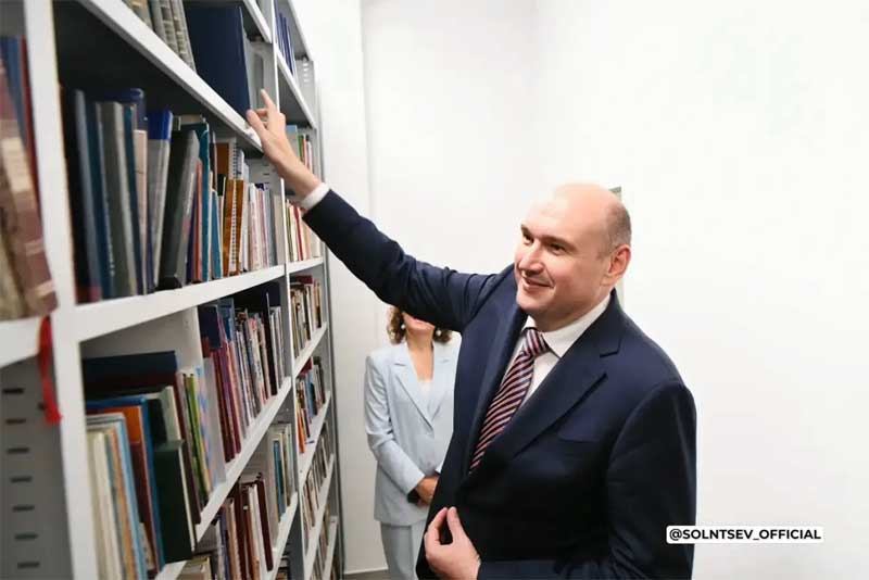 Евгений Солнцев в Орске открыл обновленную городскую библиотеку имени Горького