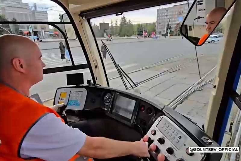 Новые трамваи, которые прибыли из Краснопресненского депо Москвы, в День города вышли на маршруты в Орске  
