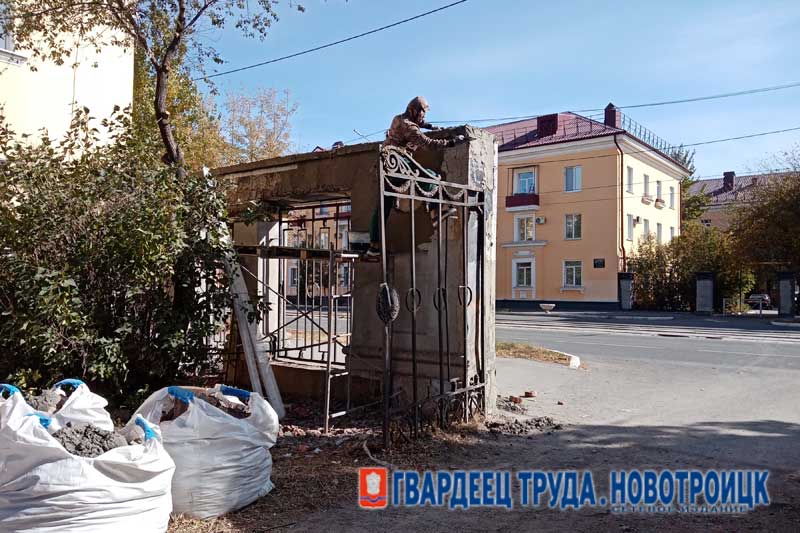 В Новотроицке приступили к ремонту фигурных ограждений между жилыми домами в исторической части города