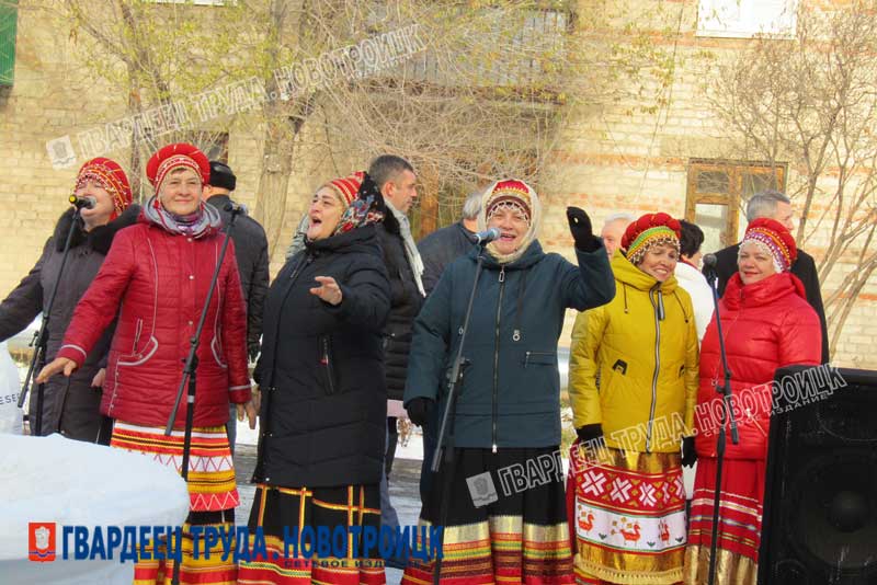 Новотройчане встретили День народного единства на обновленной территории