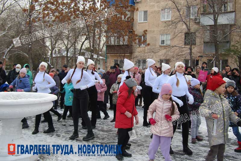 Новотройчане встретили День народного единства на обновленной территории