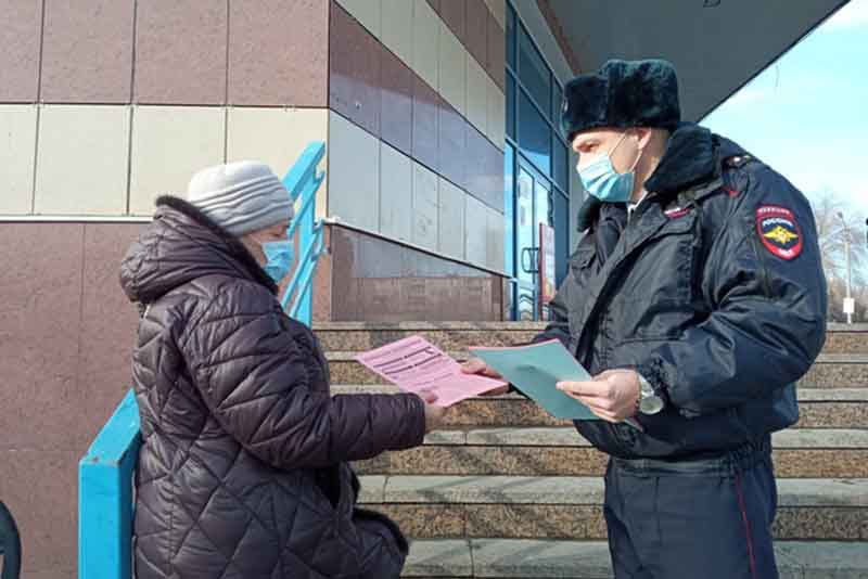 «Будь бдителен!»: в Новотроицке сотрудники ГИБДД и представители Общественного совета при МУ МВД России «Орское» провели акцию 