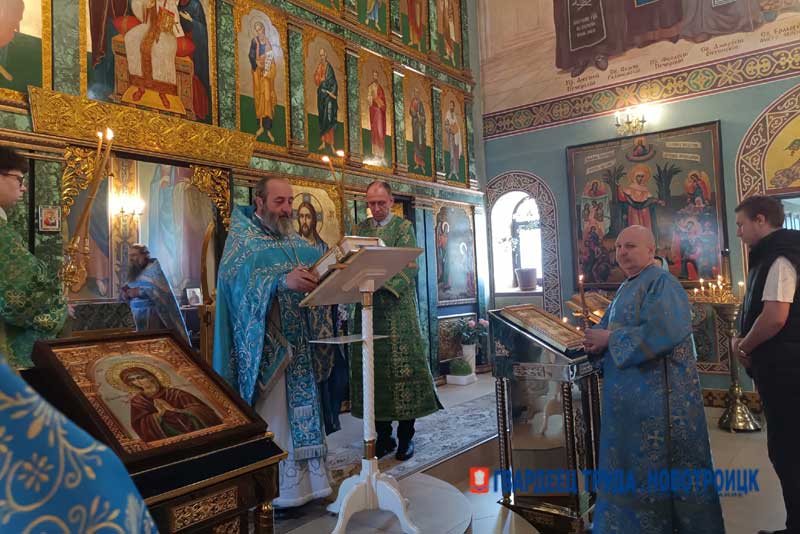 В Благовещенском храме Новотроицка в канун Светлого Христова Воскресения освятили колокола