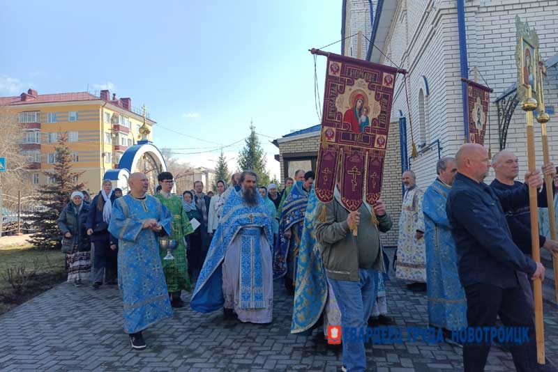 В Благовещенском храме Новотроицка в канун Светлого Христова Воскресения освятили колокола
