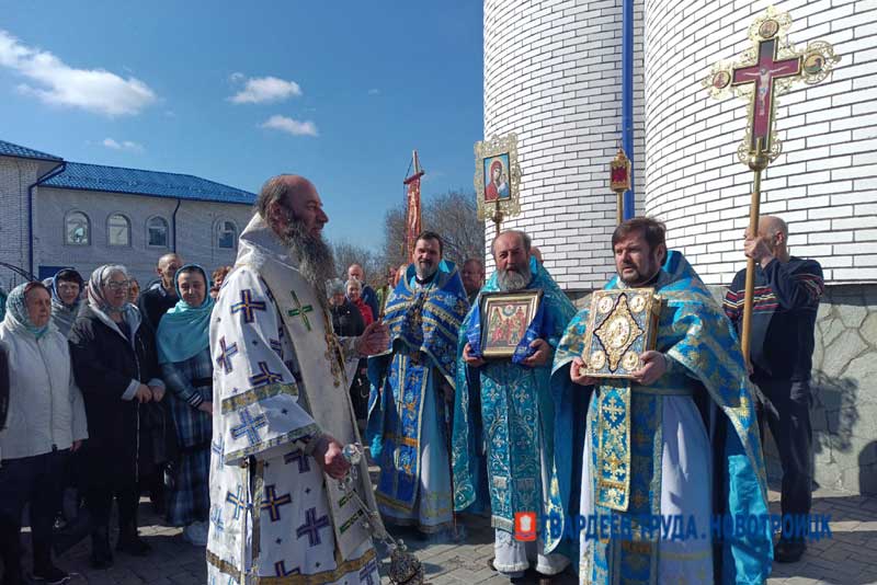 В Благовещенском храме Новотроицка в канун Светлого Христова Воскресения освятили колокола