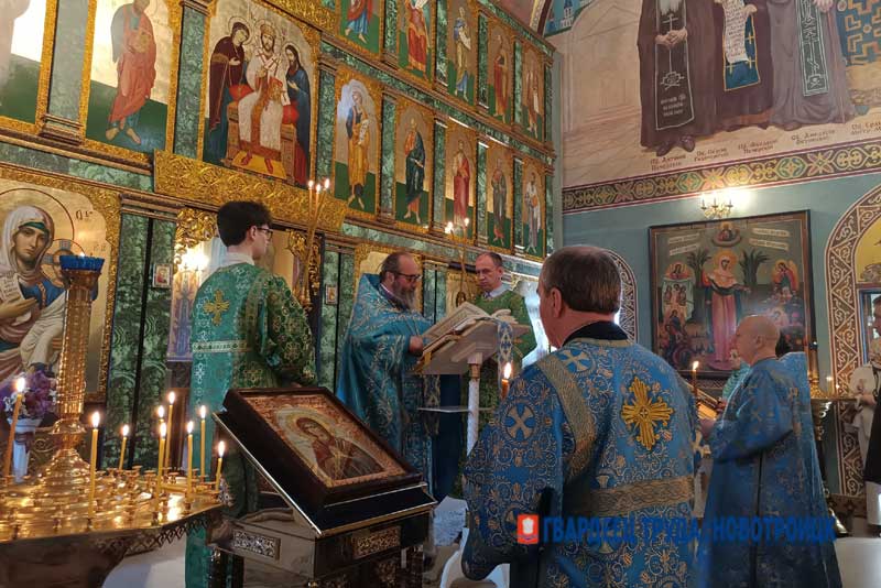 В Благовещенском храме Новотроицка в канун Светлого Христова Воскресения освятили колокола