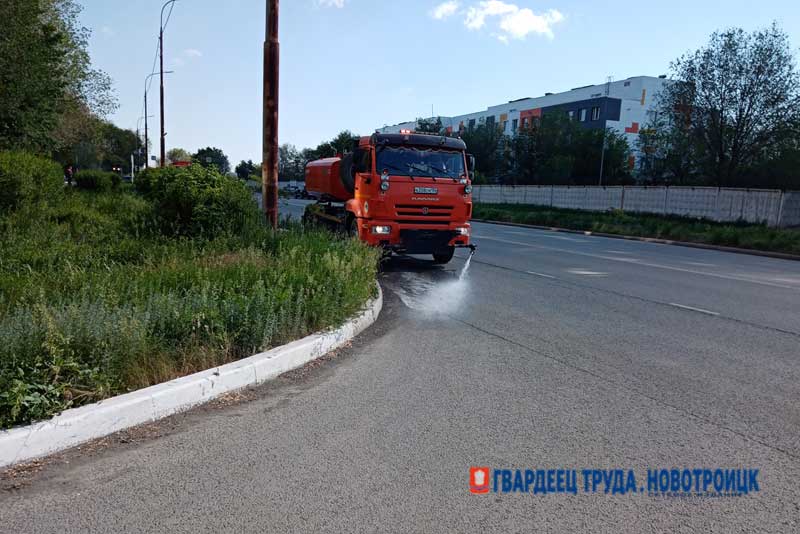 Дождливая погода не помеха для уборки и наведения порядка на улицах Новотроицка