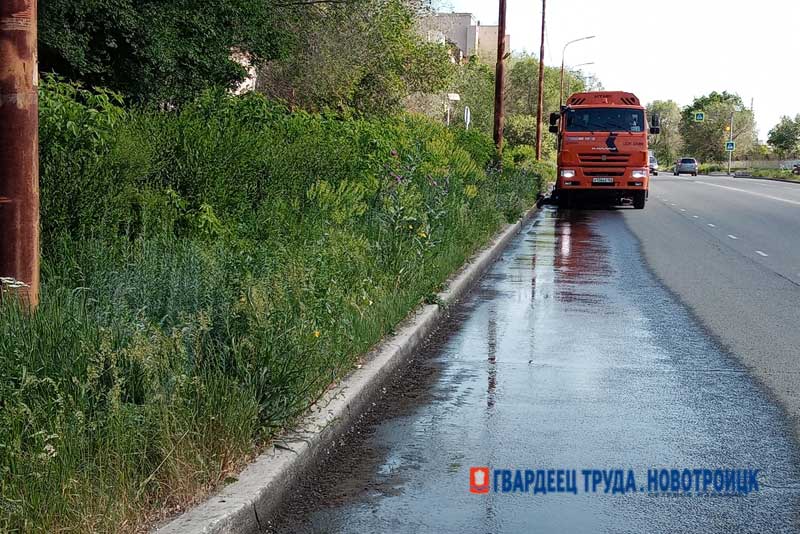 Дождливая погода не помеха для уборки и наведения порядка на улицах Новотроицка