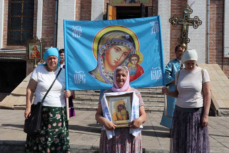 В Петропавловском храме Новотроицка прошел крестный ход