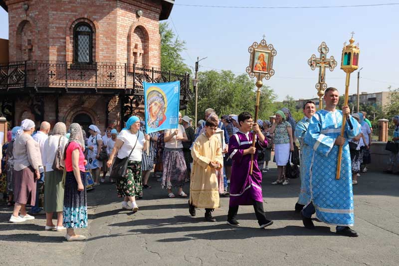 В Петропавловском храме Новотроицка прошел крестный ход