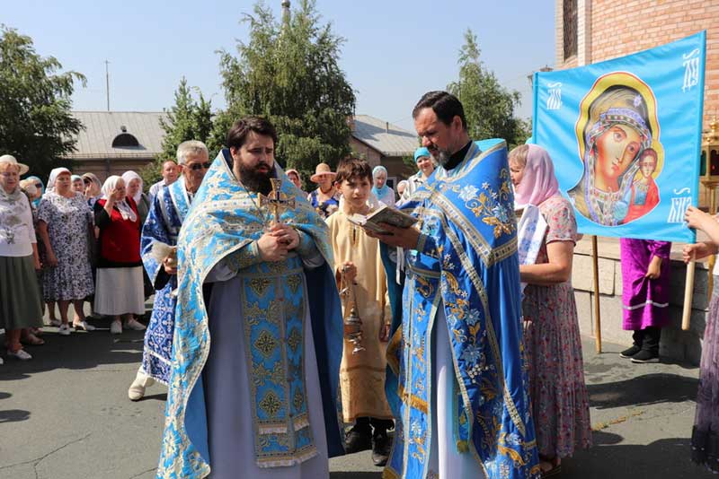 В Петропавловском храме Новотроицка прошел крестный ход