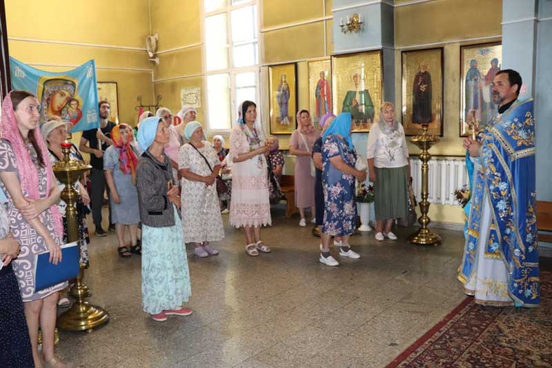 В Петропавловском храме Новотроицка прошел крестный ход