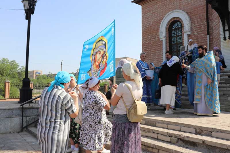 В Петропавловском храме Новотроицка прошел крестный ход