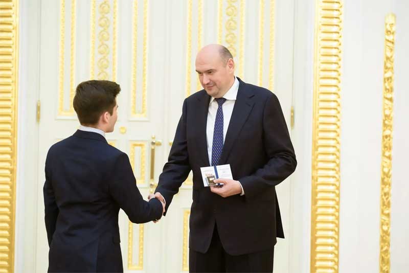 Ста молодым лидерам области губернатор Евгений Солнцев вручил памятные  памятные знаки «Золотая молодёжь Оренбуржья»