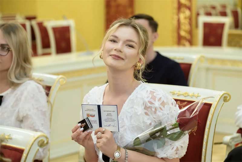 Ста молодым лидерам области губернатор Евгений Солнцев вручил памятные  памятные знаки «Золотая молодёжь Оренбуржья»