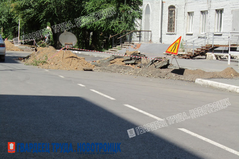 Поврежденный асфальт в переулке Студенческом в Новотроицке восстановят до 30 сентября 